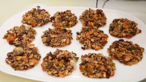 Làm bánh từ trái cây và ngũ cốc nguyên hạt