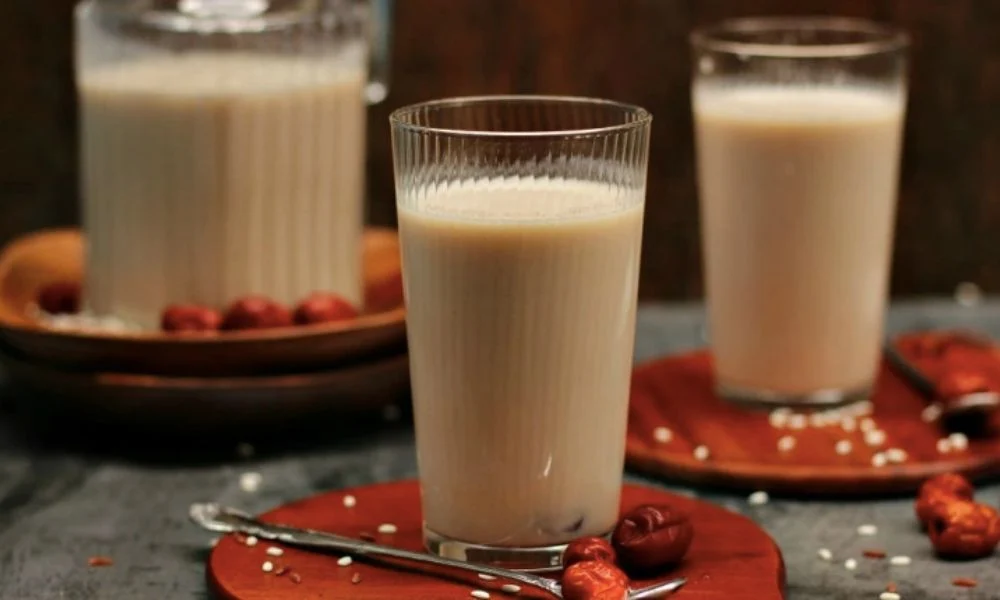 Sữa Táo Đỏ Kỷ Tử Có Phù Hợp Uống Buổi Tối Không?