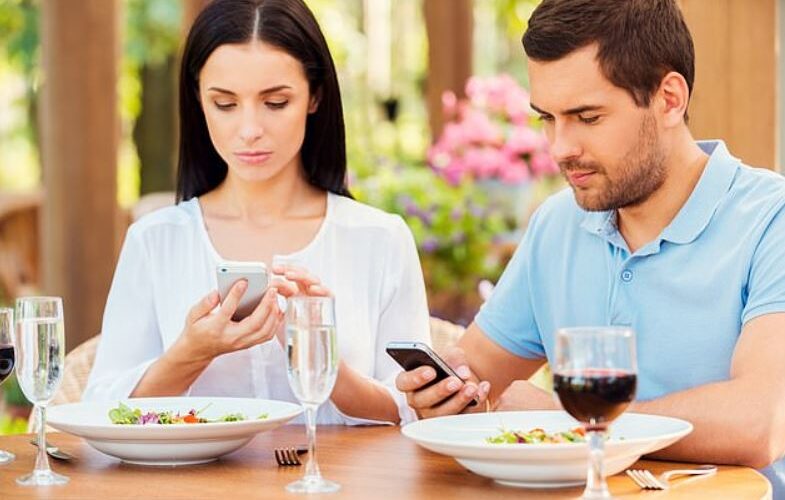 Vừa ăn vừa xem điện thoại