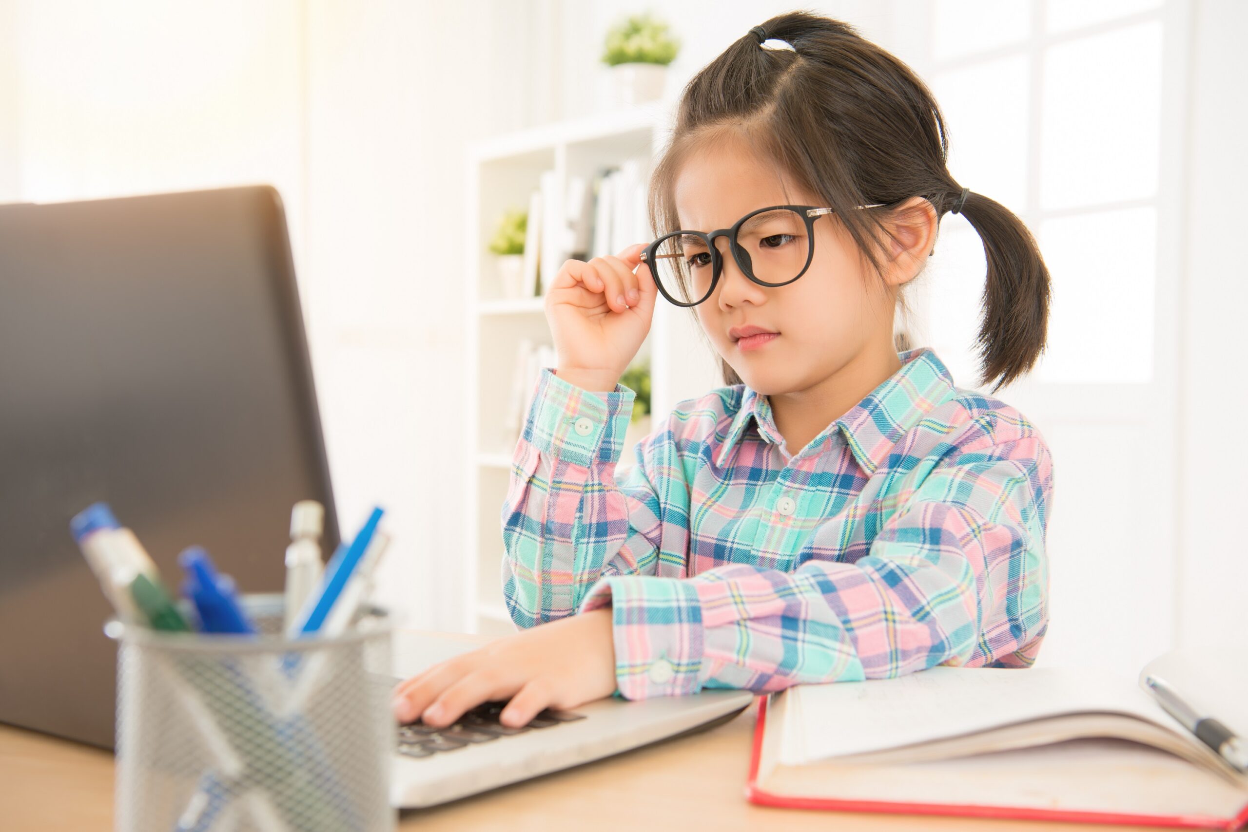 Mẹo Bảo Vệ Sức Khỏe Mắt Khi Học Online