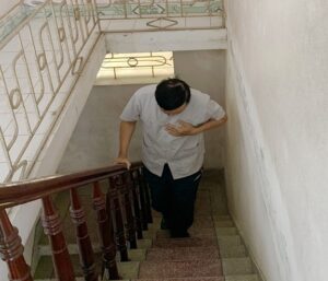 tức ngực nhẹ khi leo cầu thang