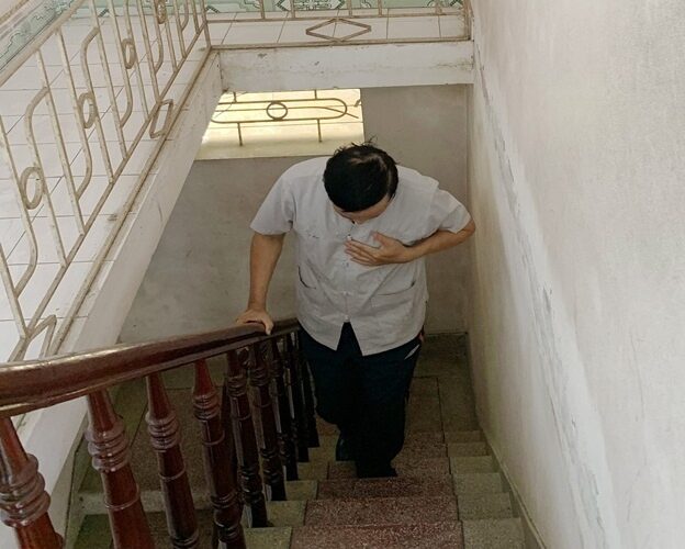 tức ngực nhẹ khi leo cầu thang