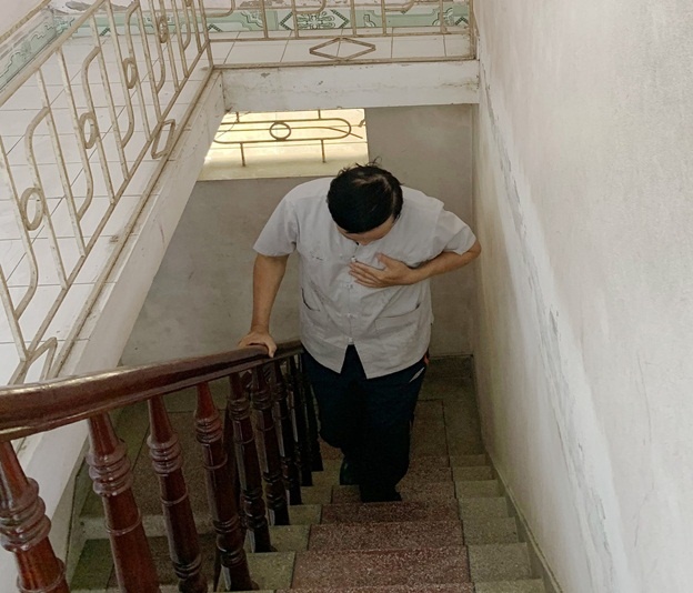 Tức Ngực Nhẹ Khi Leo Cầu Thang – Nên Kiểm Tra Gì?