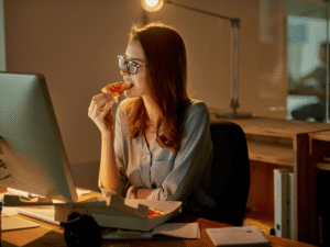 ăn khuya làm việc