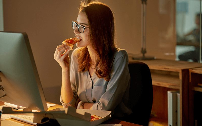 Cách Tránh Tăng Cân Do Ăn Khuya Làm Việc