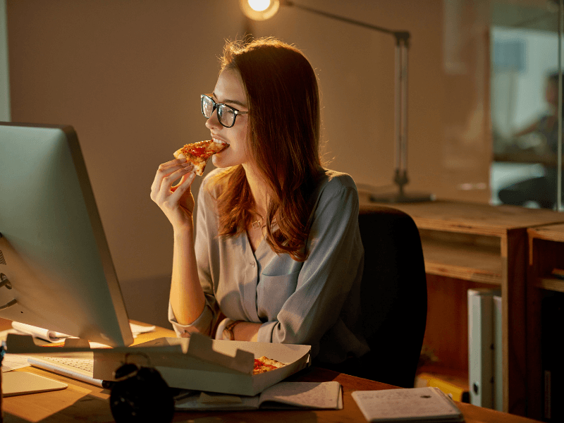 Cách Tránh Tăng Cân Do Ăn Khuya Làm Việc