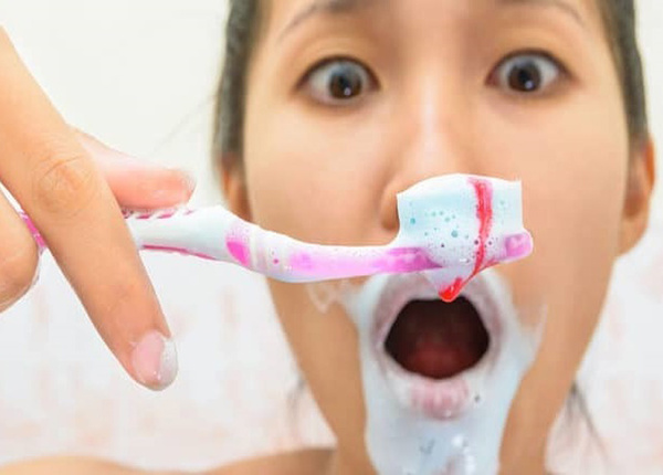 Chảy Máu Nướu Khi Đánh Răng Cảnh Báo Điều Gì?