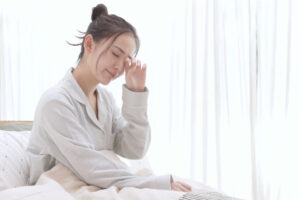 mắt đỏ khi ngủ dậy