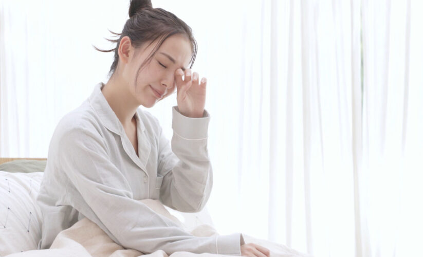 mắt đỏ khi ngủ dậy