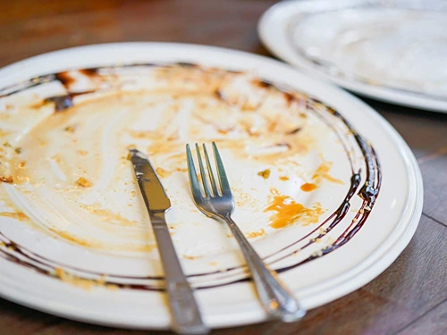 Vượt qua áp lực "phải ăn hết đĩa" là một hành trình chữa lành mối quan hệ với thức ăn.