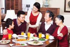 Thể hiện tình yêu qua những bữa ăn gia đình ấm cúng.