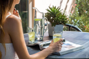 uống nước chanh buổi sang