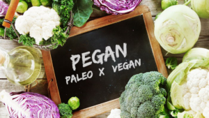 Một đĩa ăn mẫu theo chế độ Pegan, giàu rau củ và protein sạch.