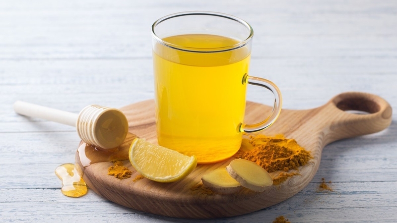 5 Lý Do Bạn Nên Uống Trà Nghệ Khi Giao Mùa